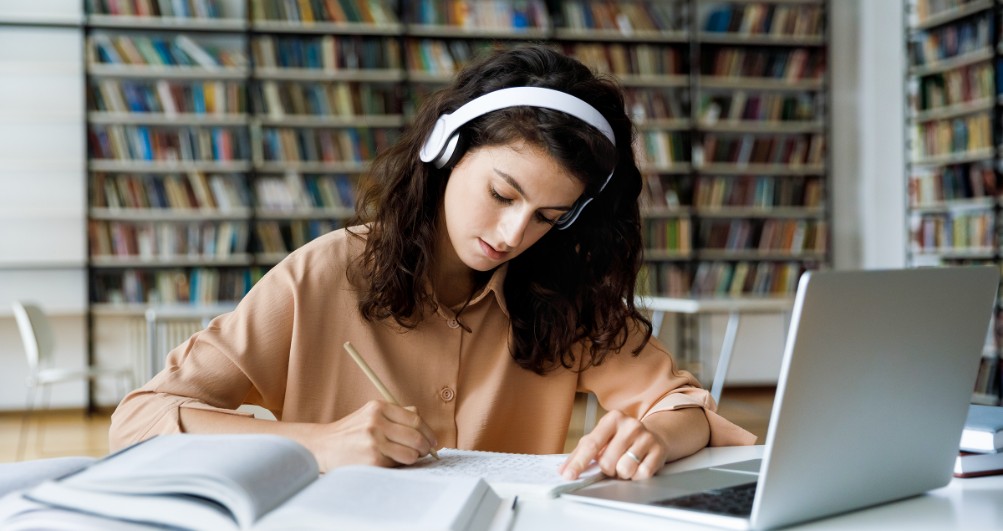literature review writing help in uae